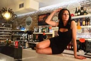 Laura Maggi la barista sexy che fa infuriare le mogli.
