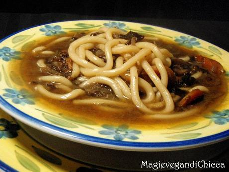 Udon in brodo con lenticchie e wakame