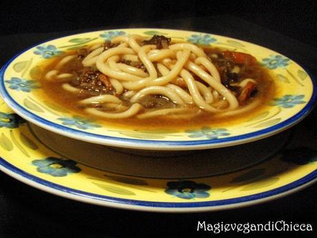 Udon in brodo con lenticchie e wakame