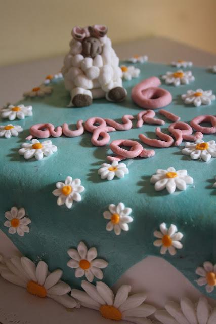 Torta in pasta di zucchero setosa  con pecorella..