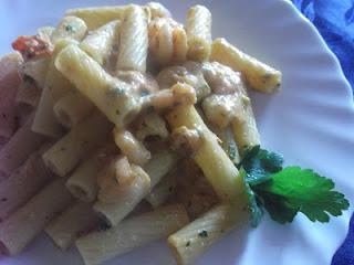 Pasta con pomodori  gamberetti e ricotta salata