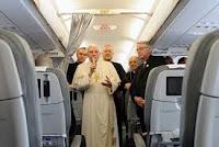 Se paghi un biglietto aereo 7000 euro puoi fare un'intervista al papa