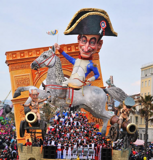 VIAREGGIO E LO SPETTACOLO DEL CARNEVALE