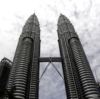 Petronas Twin Towers una delle più imponenti opere dell'ingegneria umana.