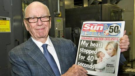 In edicola il primo numero del Sun della domenica: Murdoch sostituisce così il News of the World degli scandal