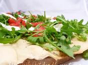 Focaccia sottile rucola, pomodorini mozzarella