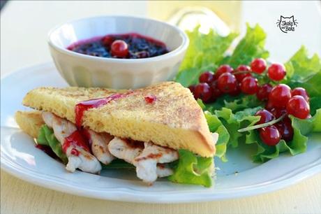 Sandwich di pan brioche,tacchino e composta di cranberries