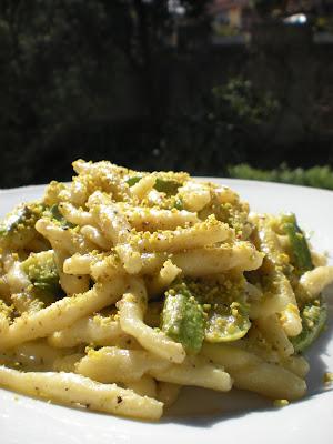 ...uno scorcio di Primavera ...Trofie con Zucchine e Pesto di Pistacchi e Mandorle