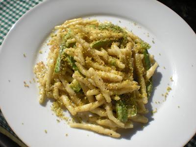 ...uno scorcio di Primavera ...Trofie con Zucchine e Pesto di Pistacchi e Mandorle