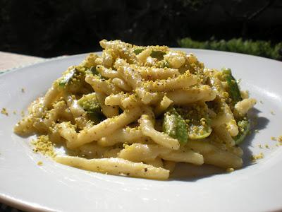 ...uno scorcio di Primavera ...Trofie con Zucchine e Pesto di Pistacchi e Mandorle