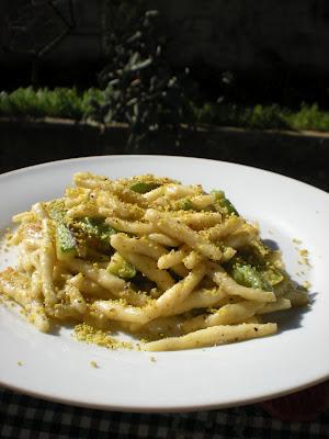 ...uno scorcio di Primavera ...Trofie con Zucchine e Pesto di Pistacchi e Mandorle