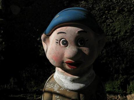 Just like Amelie: garden gnomes are great travelers - photographs in chiaroscuro