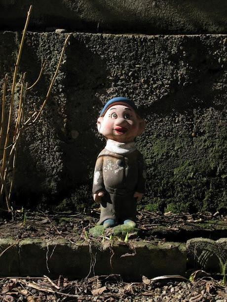 Just like Amelie: garden gnomes are great travelers - photographs in chiaroscuro