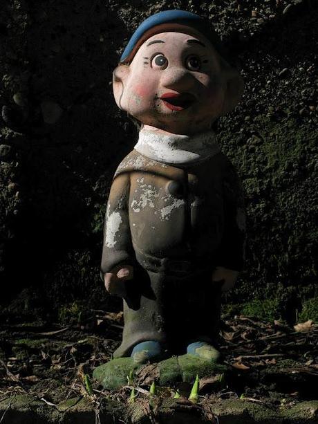 Just like Amelie: garden gnomes are great travelers - photographs in chiaroscuro