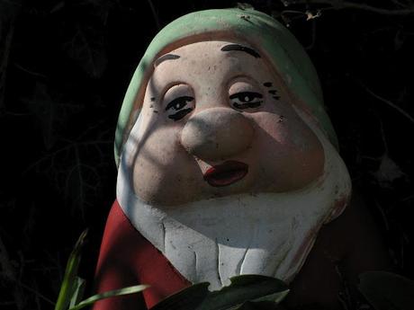 Just like Amelie: garden gnomes are great travelers - photographs in chiaroscuro