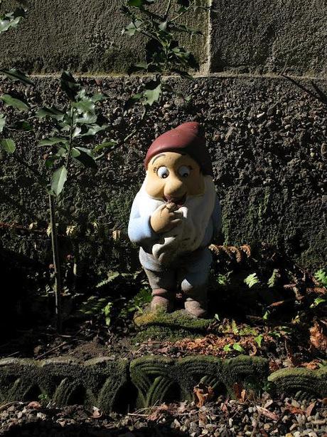 Just like Amelie: garden gnomes are great travelers - photographs in chiaroscuro