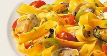 Fettuccine con vongole, cozze ed olive verdi - Piatto ultimato Fettuccine con vongole, cozze ed olive verdi - Piatto ultimato