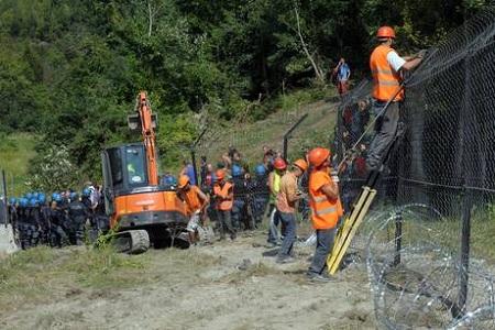 cantiere no tav Cade dal traliccio leader No Tav. Gravissimo | VIDEO AUDIO