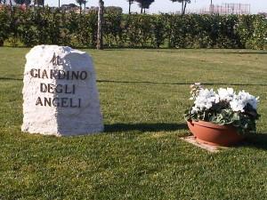 Femministe contro cimitero per feti abortiti, ma le donne si ribellano