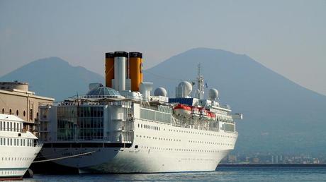 Incidente: Costa Allegra alla deriva dopo incendio a bordo.