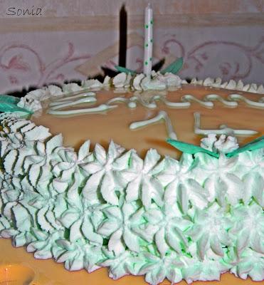 Torta di compleanno per Emma con glassa al cioccolato bianco e panna