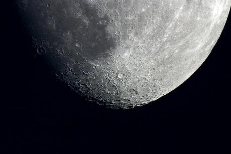 Tracce di alieni sulla Luna? Cerchiamole!