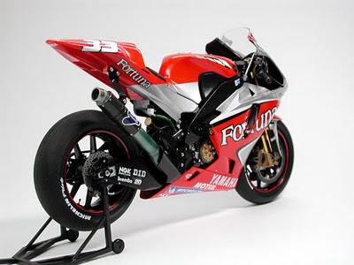 Yamaha YZR-M1 M.Melandri 2004 by The uesan's Page