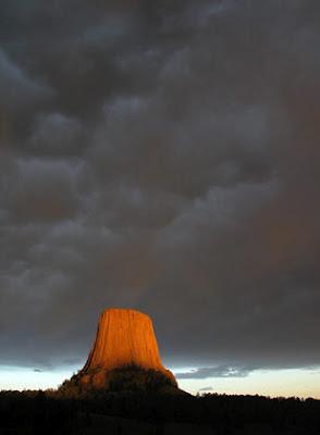 La Torre del Diavolo, visibile talvolta a 160 chilometri di distanza, serviva da punto di riferimento ai pionieri al momento della corsa verso l'ovest.