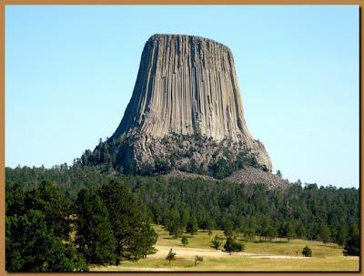 La Torre del Diavolo, visibile talvolta a 160 chilometri di distanza, serviva da punto di riferimento ai pionieri al momento della corsa verso l'ovest.