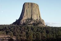 La Torre del Diavolo, visibile talvolta a 160 chilometri di distanza, serviva da punto di riferimento ai pionieri al momento della corsa verso l'ovest.