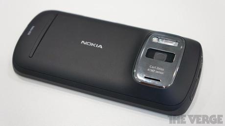 Nokia 808 PureView: Fotocamera da 41 megapixel in video – Hands On e prezzo
