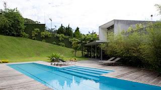 Circondata dal verde