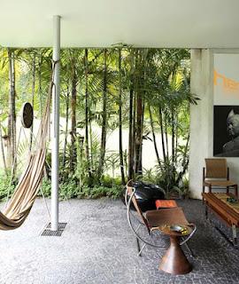 Circondata dal verde