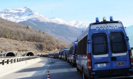 No Tav: la Polizia rimuove la barricata sulla A32