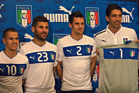 Calcio, Euro 2012: Puma presenta il nuovo kit away bianco per l’Italia. E rinnova fino al 2018