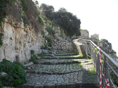 Colle di San Matteo (Scicli). Lettura simbologica di una frana.