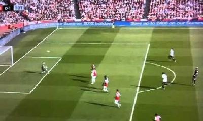 Premier League: arbitro esulta al gol del Tottenham