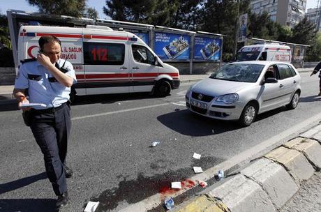 TURCHIA: Bomba a Istanbul, presa di mira la sede del partito di governo