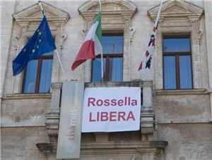 Sassari A Palazzo Ducale campeggia striscione “Rossella libera”