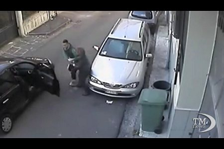 donna scippata a napoli Napoli, scippano la mamma, figlio mette video sul web | VIDEO  