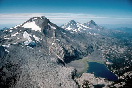 SOTTO LE THREE SISTERS IL MAGMA CONTINUA A POMPARE