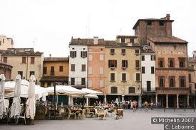 Mantova: accoltella la madre e cerca di uccidersi. Due vite appese a un filo.