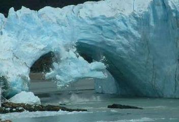 E’ iniziata la “rottura” del ghiacciaio Perito Moreno, il grandioso spettacolo naturale che si replica ogni due anni
