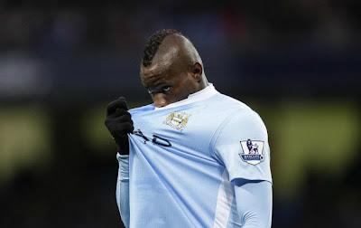 Balotelli esce a notte fonda da uno strip club e fa infuriare il Manchester City