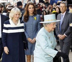 Kate Middleton fa shopping insieme a Camilla Parker Bowles e la regina Elisabetta.