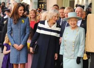 Kate Middleton fa shopping insieme a Camilla Parker Bowles e la regina Elisabetta.