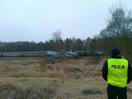 Polonia, treno sul binario sbagliato, scontro frontale: almeno 14 morti