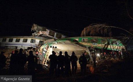 Polonia, treno sul binario sbagliato, scontro frontale: almeno 14 morti