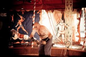 leone: marzo da forzuto del circo