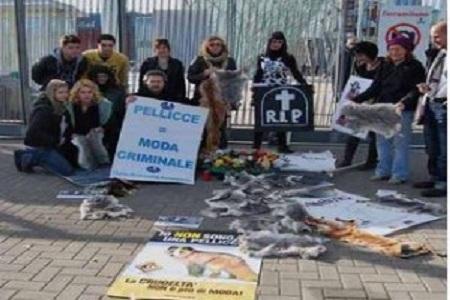 manifestazione antipellicce Moda Milano, protesta animalista ”vergogna”